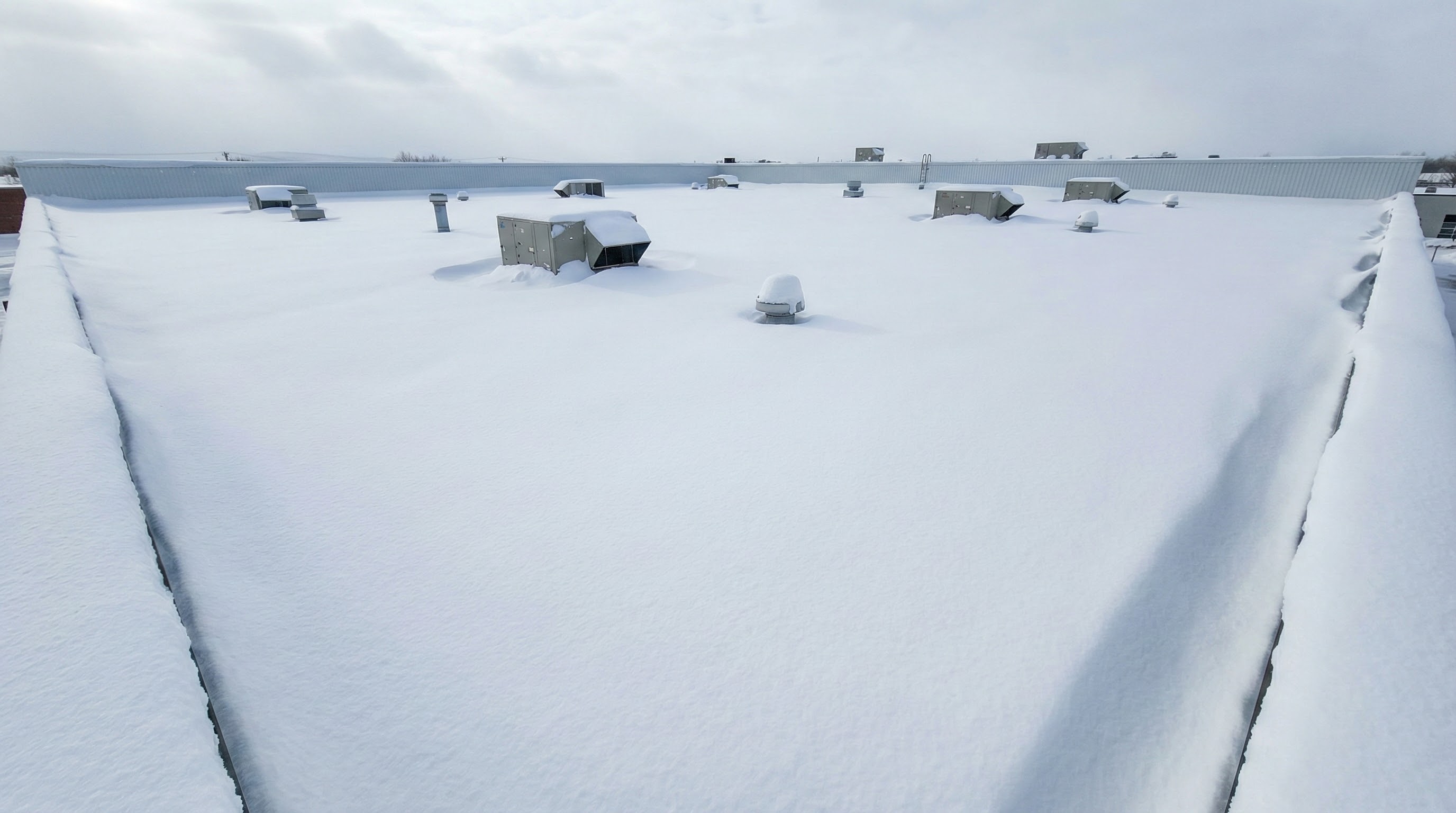 Déneigement élégant de toit résidentiel
